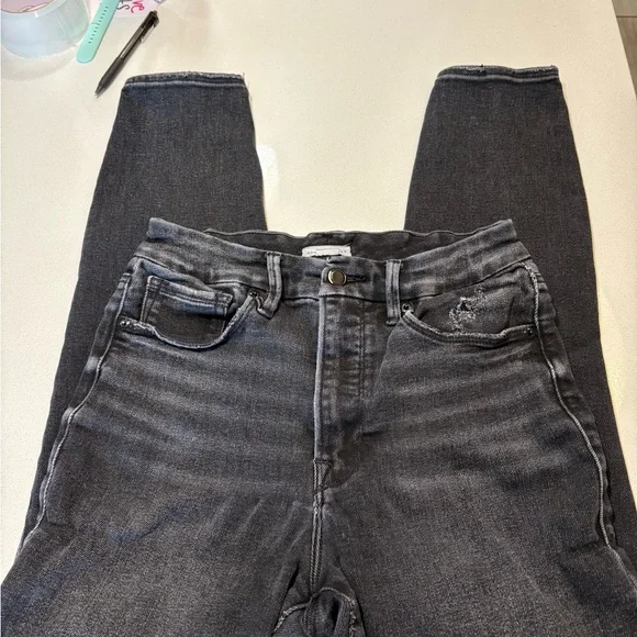 Good American crop distress jeans size 6/28.Style #GWC844T Skinny